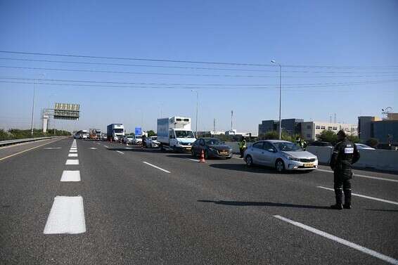 מחסום משטרתי, בסוף השבוע // צילום: דוברות המשטרה